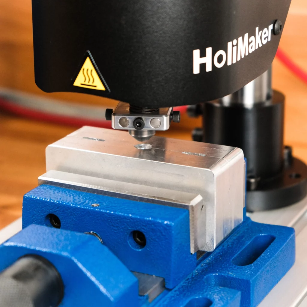 HoliPress High Temp avec un moule en métal maintenu dans un étau